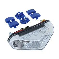 FEU ARRIERE 50 A BOITE/MOTO TRIANGLE BLANC A LEDS AVEC ECLAIRAGE DE PLAQUE (6 LEDS ROUGES + 3 BLANCHES) (LONGUEUR CABLE 28,5 cm) (HOMOLOGUE CE) -REPLAY